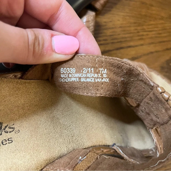 CLARKS Bendables Brown Leather Strappy Sandals Slip On Women’s 7 - Picture 6 of 6